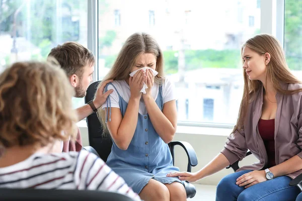 Mujer joven triste en la sesión de terapia de grupo — Foto de Stock