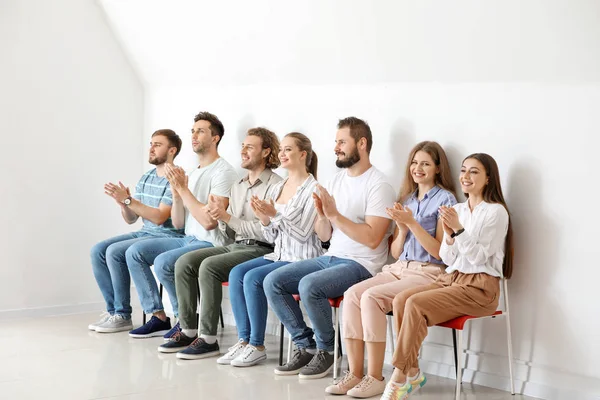 Jóvenes en sesión de terapia de grupo — Foto de Stock