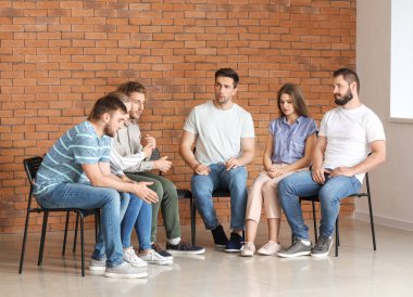 Grup terapisi oturumunda genç insanlar