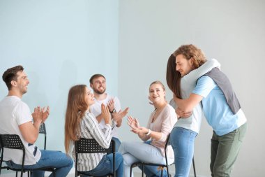 Grup terapisi seansında arkadaşını sakinleştiren genç adam