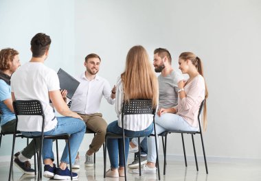 Grup terapisi seansında psikologlu gençler