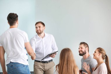 Grup terapisi seansında psikologlu gençler