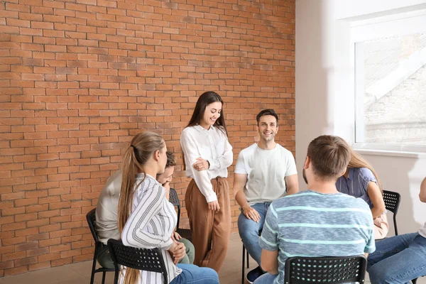 Jóvenes en sesión de terapia de grupo — Foto de Stock