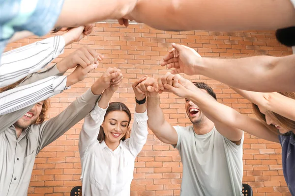 Orang-orang muda berpegangan tangan bersama di sesi terapi kelompok — Stok Foto