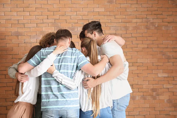 Молодые люди обнимаются на сеансе групповой терапии — стоковое фото