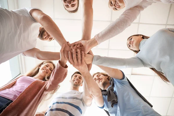 Jóvenes poniendo las manos juntas en la sesión de terapia de grupo, vista inferior —  Fotos de Stock