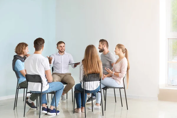 Jóvenes con psicólogo en sesión de terapia de grupo — Foto de Stock