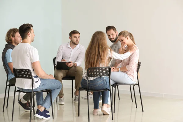 Jovens com psicólogo na sessão de terapia de grupo — Fotografia de Stock