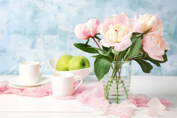 Vase with beautiful peony flowers on table — Stock Photo, Image