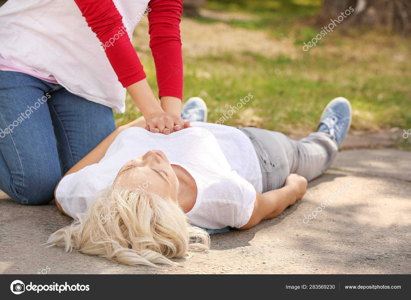 Девушка без сознания на руках. Фото человека в бессознательном состоянии. Человек лежит без сознания. Девушка в бессознательном состоянии. Теряет сознание.