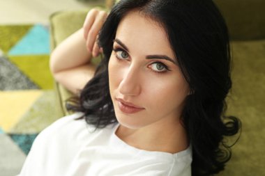 Evdeki güzel kadının portresi.