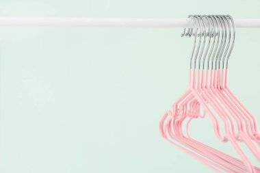 Açık arkaplanda elbise askısı olan raflar