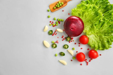 Gri arka planda taze sebze ve baharatlar