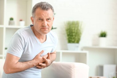 Olgun adam kalp krizi geçirerek evde acı
