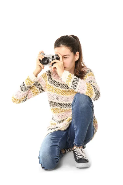 Fiatal lány fotókamera fehér alapon — Stock Fotó