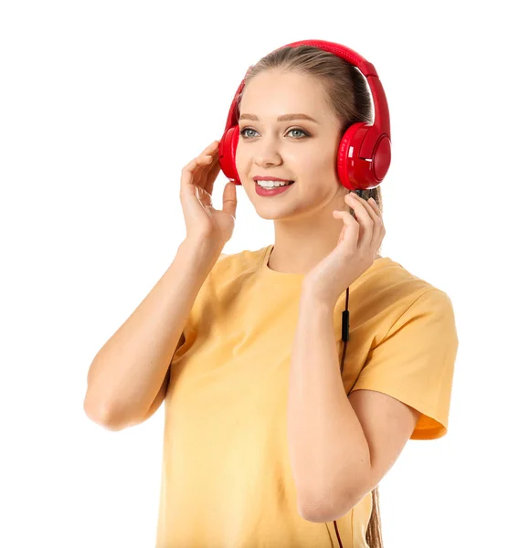 Schöne junge Frau hört Musik auf weißem Hintergrund — Stockfoto