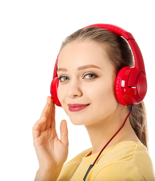 Mulher bonita ouvindo música no fundo branco — Fotografia de Stock