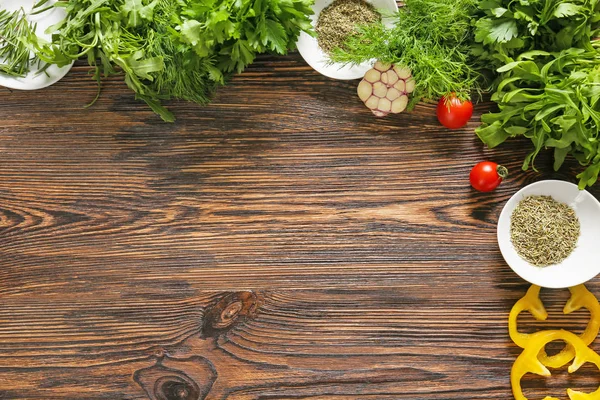 Ervas aromáticas frescas com legumes e especiarias sobre fundo de madeira — Fotografia de Stock