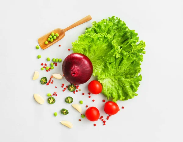 Gri arka planda taze sebze ve baharatlar