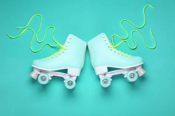 色の背景にヴィンテージローラースケート — ストック写真