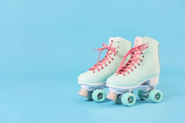 Vintage roller schaatsen op kleur achtergrond — Stockfoto