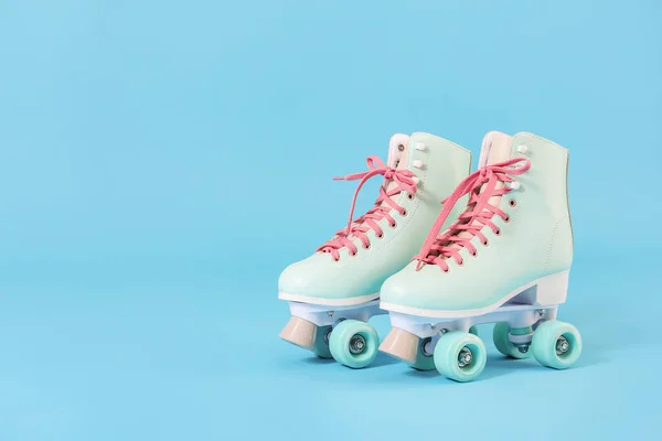 Patins à roulettes vintage sur fond de couleur — Photo