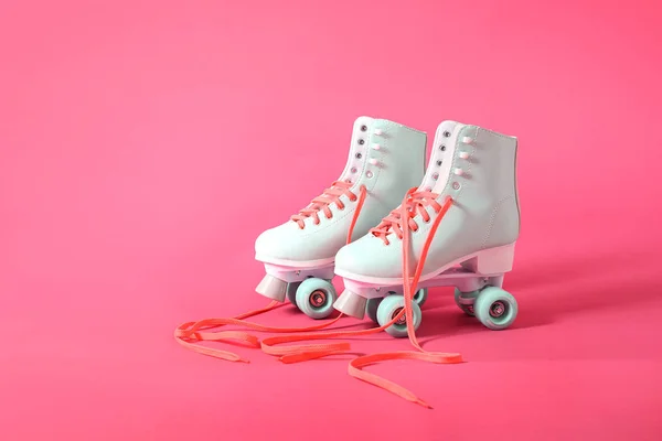色の背景にヴィンテージローラースケート — ストック写真