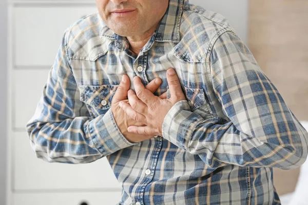 Mogen man lider av hjärtattack hemma — Stockfoto