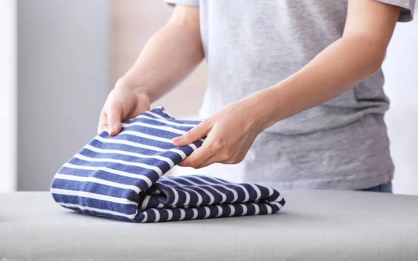 Mulher dobrar roupas limpas em casa — Fotografia de Stock