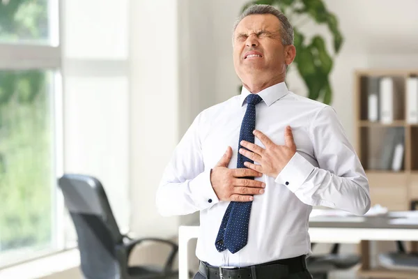 Ofiste kalp krizi geçiren olgun adam — Stok fotoğraf