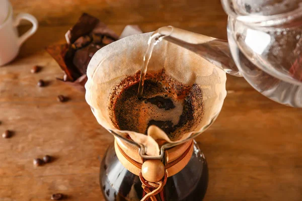 Voorbereiding van lekkere koffie in chemex op tafel, close-up — Stockfoto