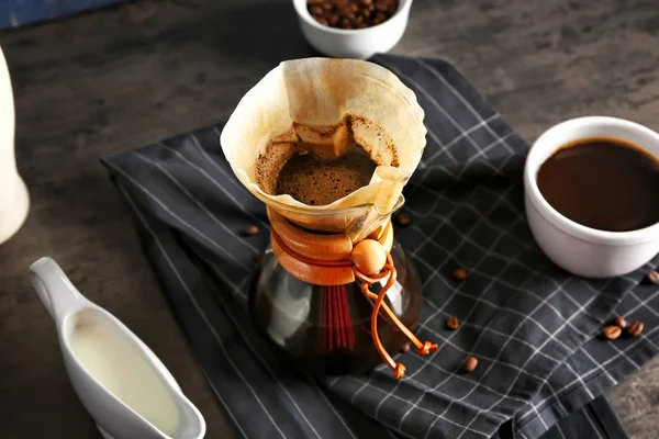 Leckerer Kaffee in Chemex auf dunklem Tisch — Stockfoto