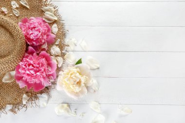 Beyaz ahşap arka plan üzerinde şakayık ile Şapka