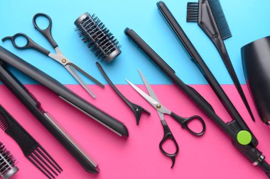 Renk arka plan üzerinde Kuaför araçları ve aksesuarları seti