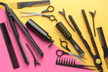 Renk arka plan üzerinde Kuaför araçları ve aksesuarları seti