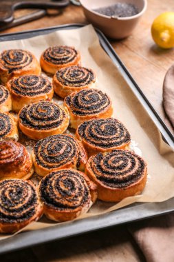 Fırın tepsisinde lezzetli haşhaşçörekler