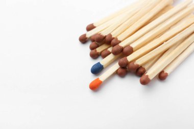 Beyaz arkaplanda birçok eşleşme