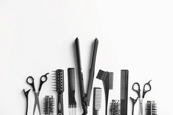 Набор инструментов и аксессуаров для парикмахеров на белом фоне — стоковое фото