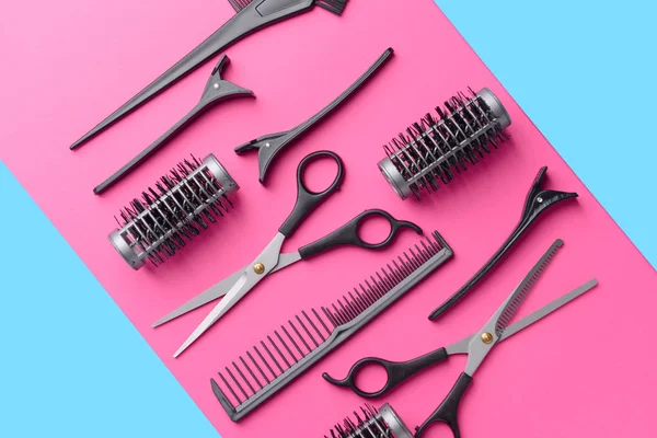 Set di strumenti e accessori per parrucchieri su sfondo a colori — Foto Stock