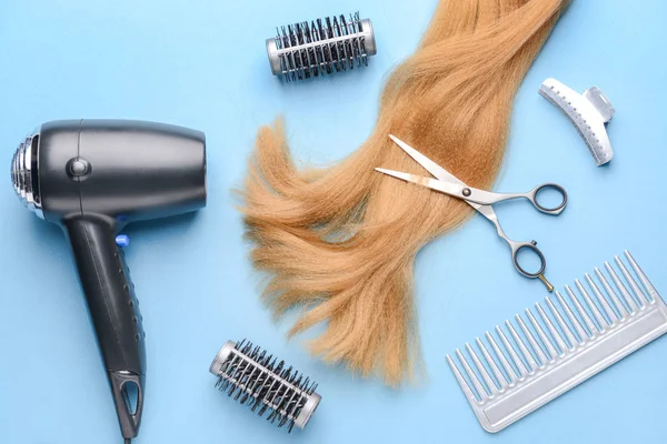 Ferramentas de cabeleireiro e acessórios sobre fundo de cor — Fotografia de Stock