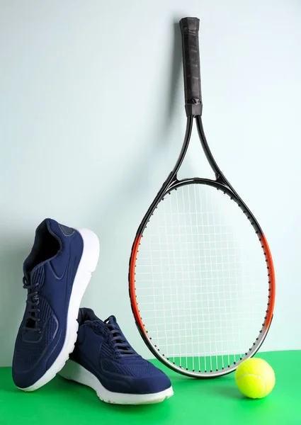 Raqueta de tenis, pelota y zapatos sobre fondo claro — Foto de Stock