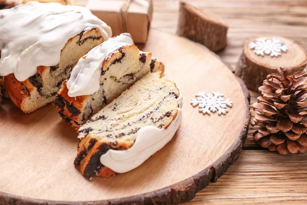 Tasty cut poppy pastry and Christmas decor on table — Stock Photo, Image