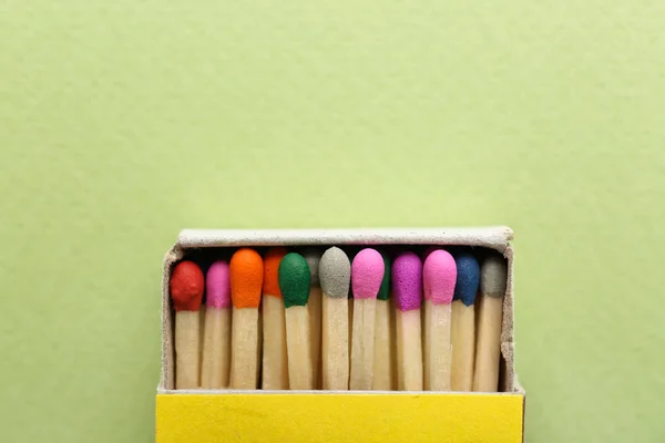 Schachtel mit Streichhölzern auf farbigem Hintergrund — Stockfoto