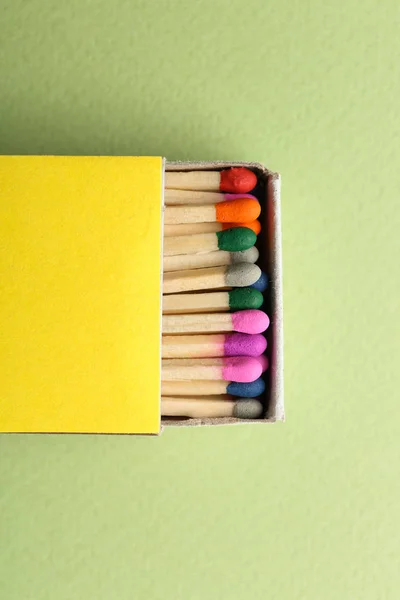 Коробка со спичками на цветном фоне — стоковое фото
