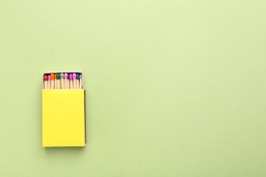 Renk arkaplanında kibrit kutusu