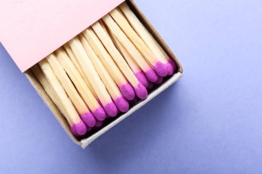 Renk arkaplanında kibrit kutusu