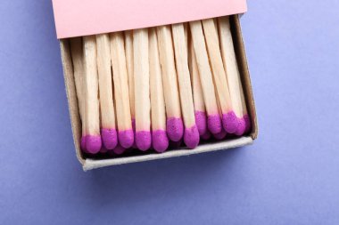 Renk arkaplanında kibrit kutusu