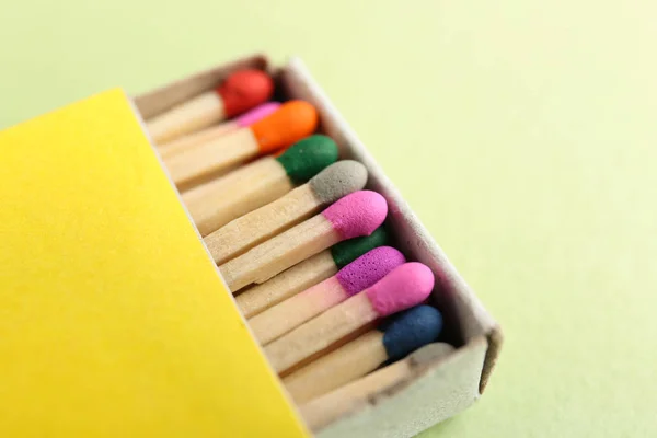 Schachtel mit Streichhölzern auf farbigem Hintergrund, Nahaufnahme — Stockfoto