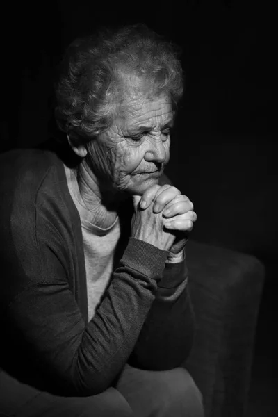 Zwart-wit portret van biddende Senior vrouw — Stockfoto