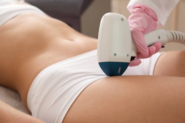 Güzel kadın güzellik salonunda lazer saç çıkarma prosedürü geçiyor